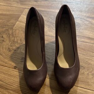 Clarks Women's Brown Round-Toe Leather Pumps